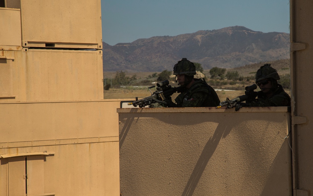 Canadian soldiers, U.S. Marines storm combat town during RIMPAC