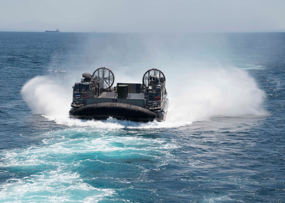 ACU 5 Embarks USS Bonhomme Richard (LHD 6)