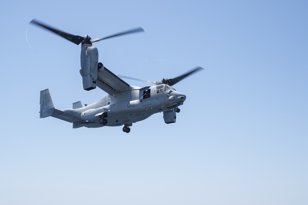 ACU 5 Embarks USS Bonhomme Richard (LHD 6)