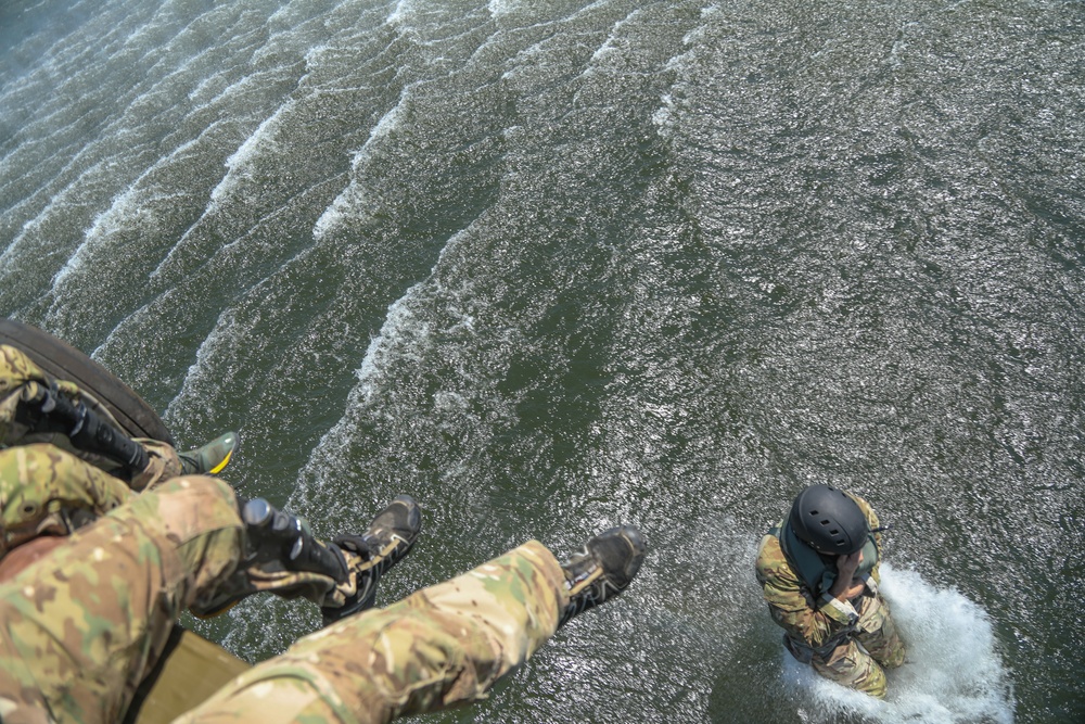 10th Special Forces Group hone water borne capabilities