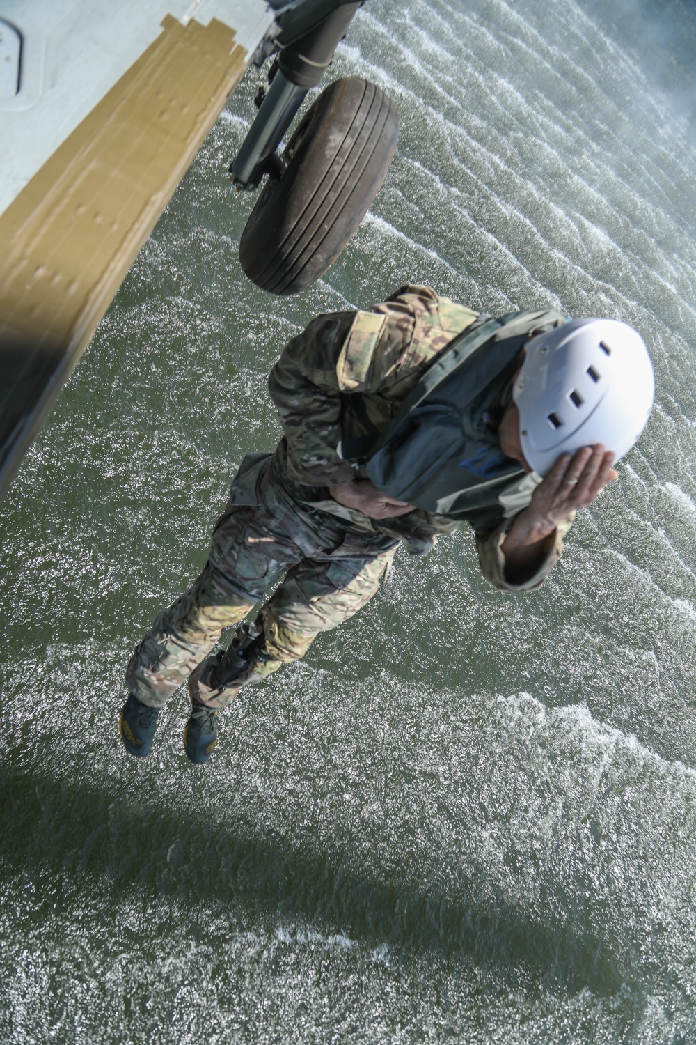 10th Special Forces Group hone water borne capabilities