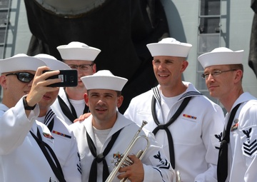 An unscripted photo-op on board the U.S.S Wisconsin