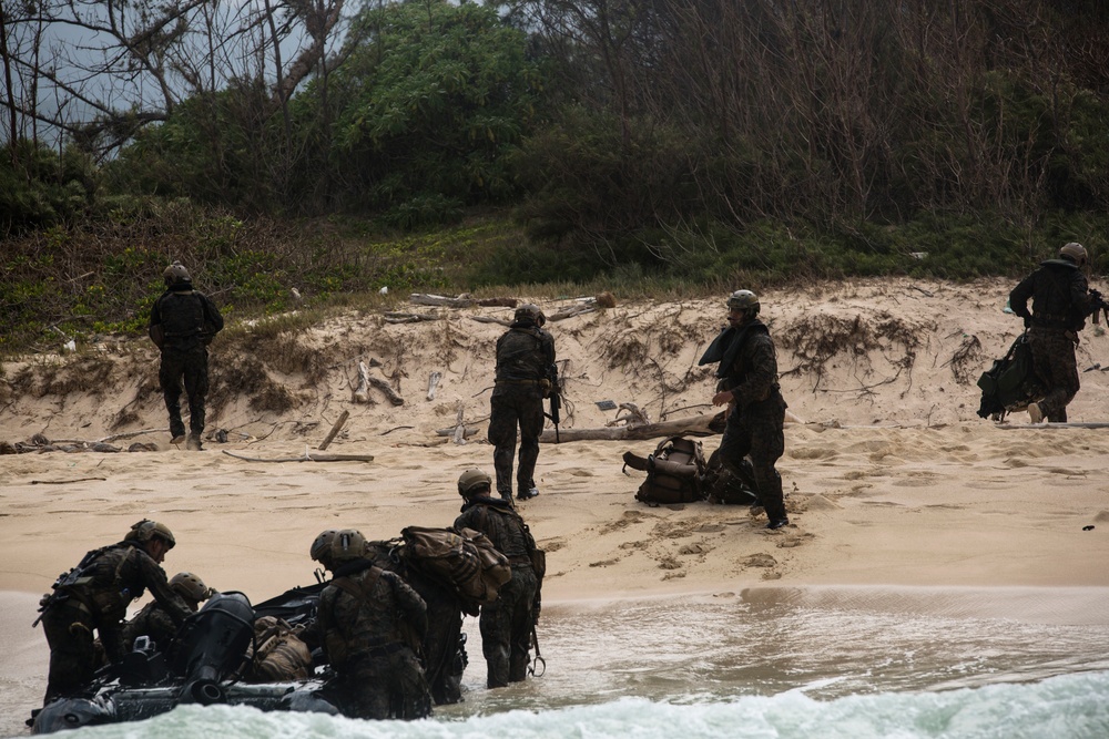 RIMPAC participants practice helocasting in Hawaii