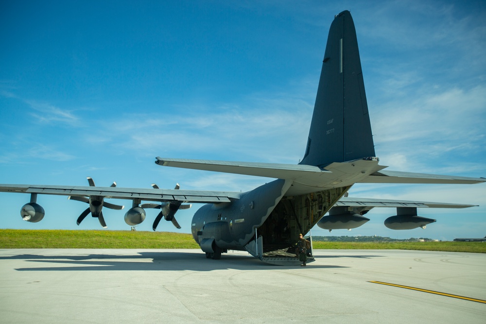 Force reconnaissance Marines conduct free fall operations