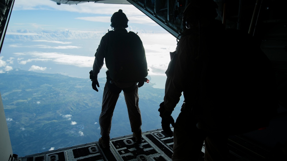 Force reconnaissance Marines conduct free fall operations