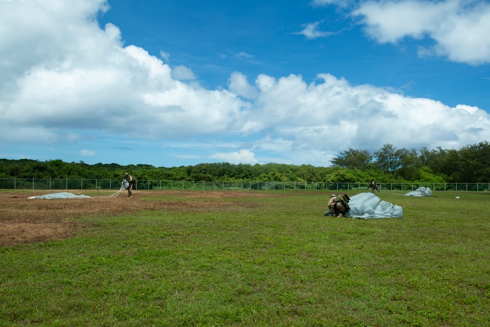 Force reconnaissance Marines conduct free fall operations