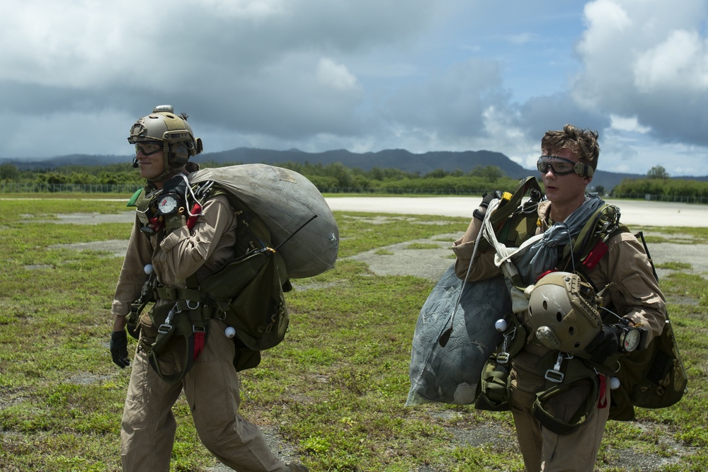 Force reconnaissance Marines conduct free fall operations