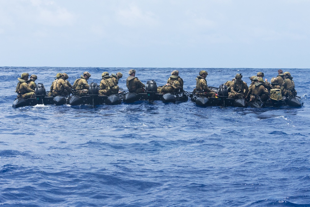 U.S. Marines and Australian Soldiers exercise in Hawaiian Waters