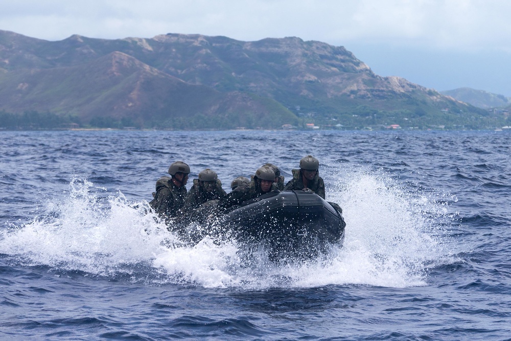 Helicopter Drops US Marines and Australian Soldiers in to Hawaiian Waters