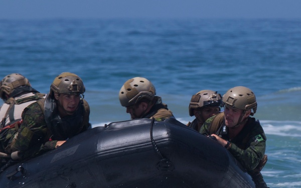 U.S. Marines, Canadian soldiers ride CRRCs during RIMPAC