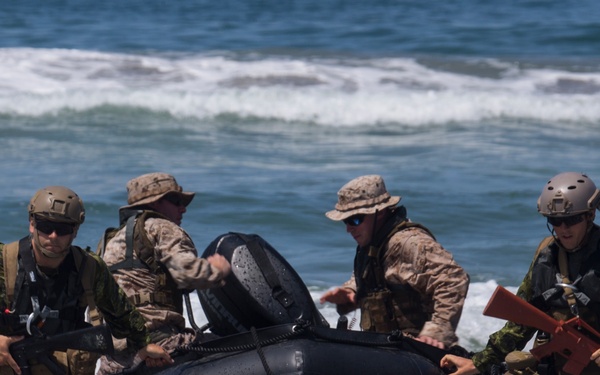 U.S. Marines, Canadian soldiers ride CRRCs during RIMPAC