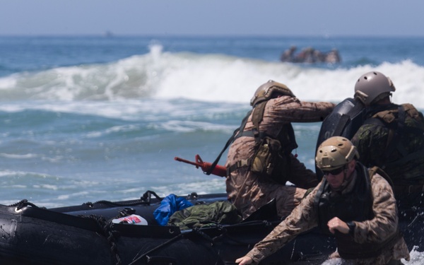 U.S. Marines, Canadian soldiers ride CRRCs during RIMPAC
