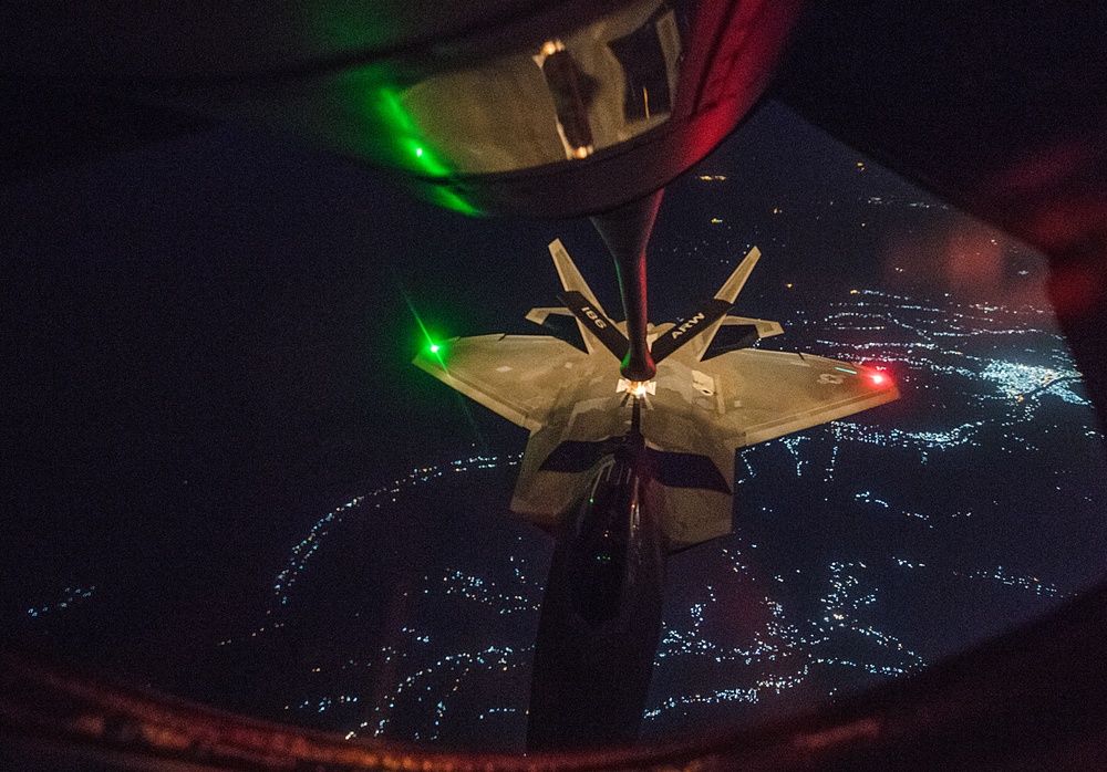 28th EARS refuels F-22 Raptors