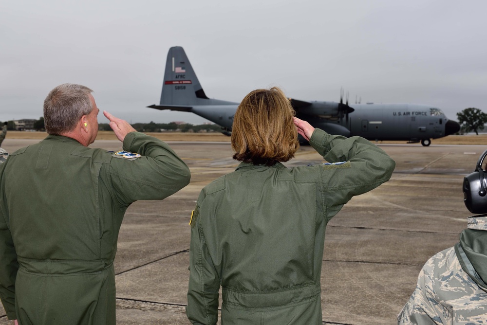 815th Airlift Squadron deploys