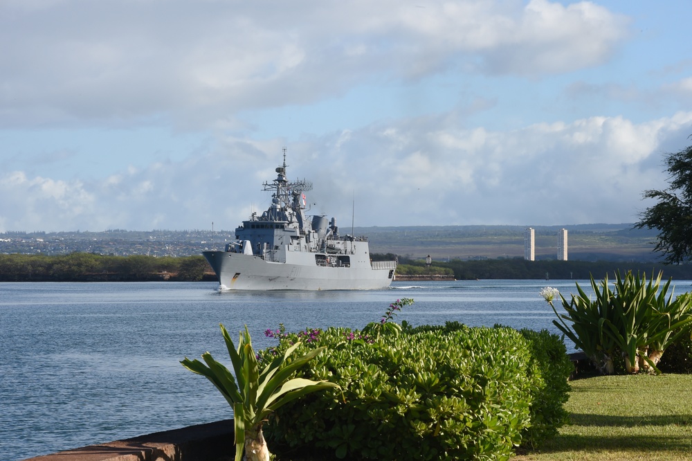 HMNZS Te Mana (F111) departs Pearl Harbor