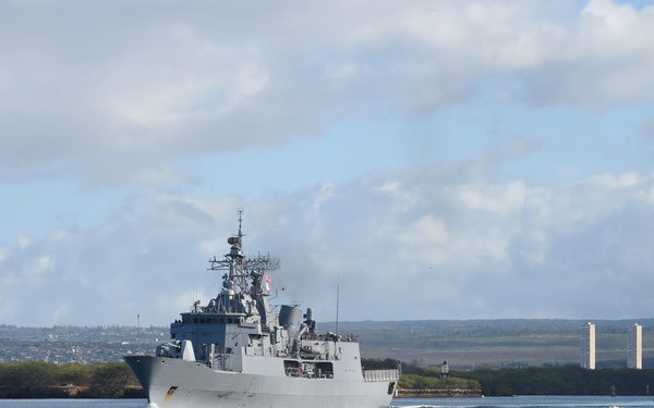 HMNZS Te Mana (F111) departs Pearl Harbor