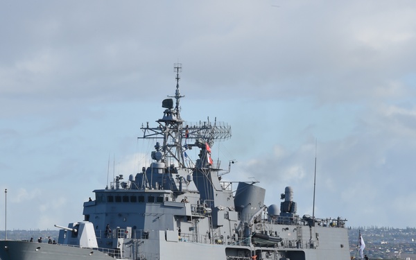 HMNZS Te Mana (F111) departs Pearl Harbor