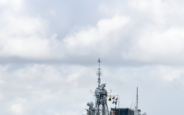 HMCS Vancouver departs Pearl Harbor