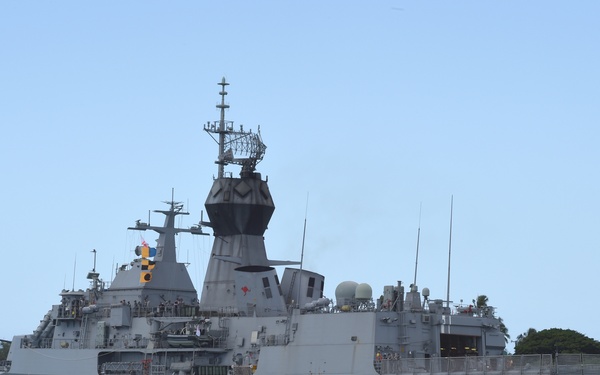 HMAS Toowoomba (FFH 156) departs Pearl Harbor