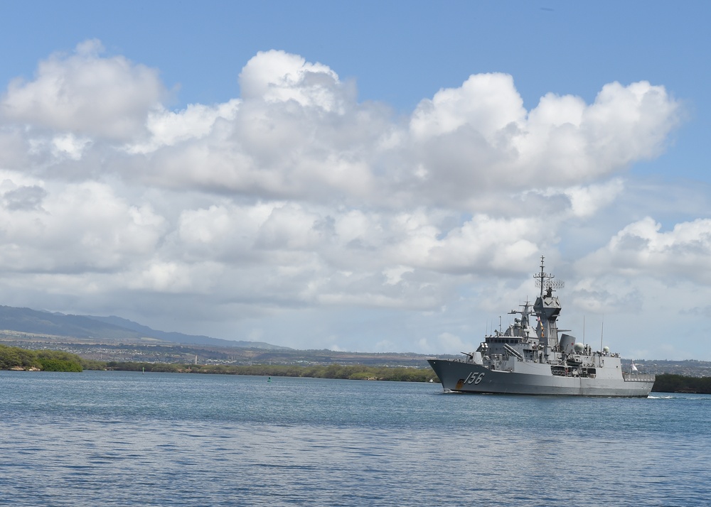 HMAS Toowoomba (FFH 156) departs Pearl Harbor