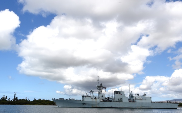 HMCS Vancouver departs Pearl Harbor during RIMPAC 2018