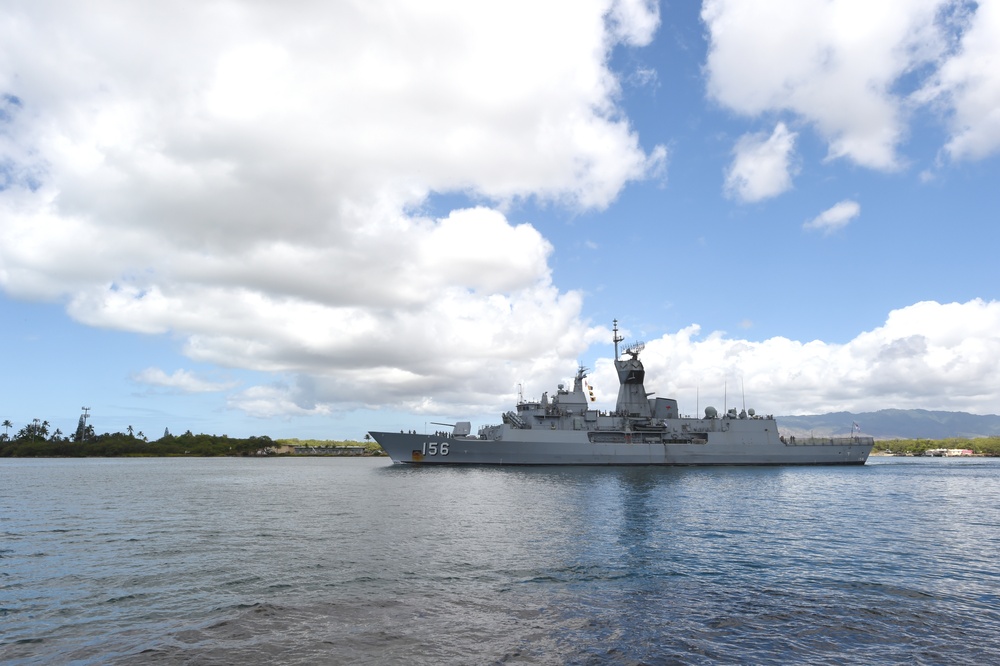 HMAS Toowoomba (FFH 156) departs Pearl Harbor during RIMPAC