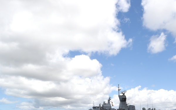 HMAS Toowoomba (FFH 156) departs Pearl Harbor during RIMPAC