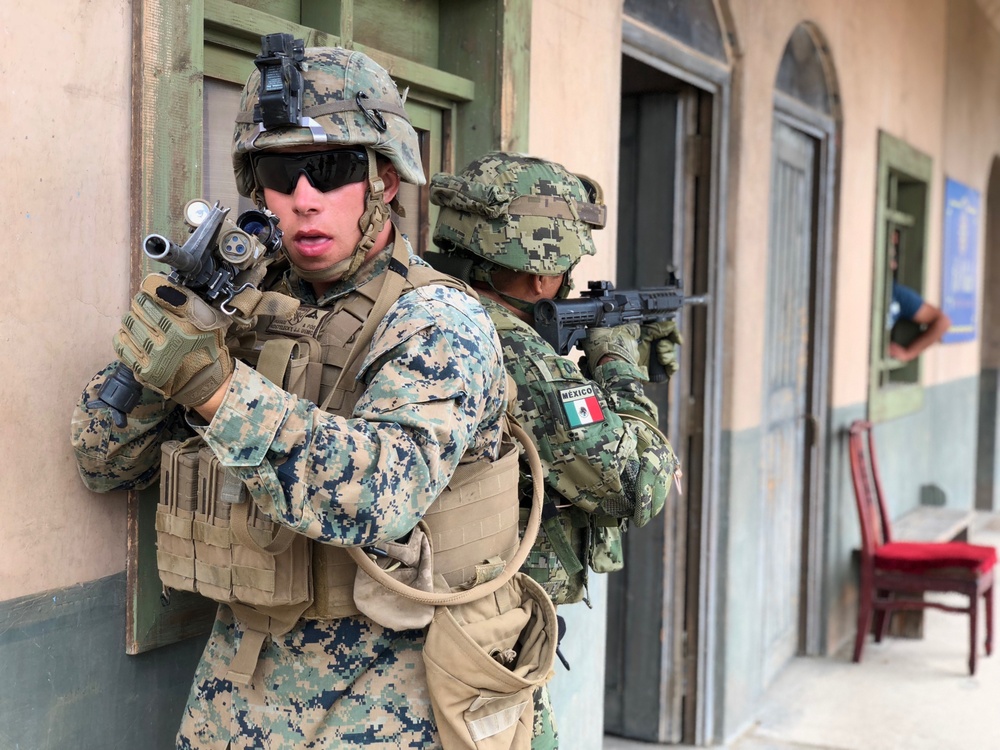 U.S. and Mexican Marines train together during RIMPAC