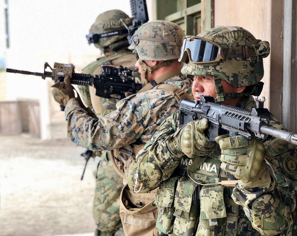 U.S. and Mexican Marines train together during RIMPAC
