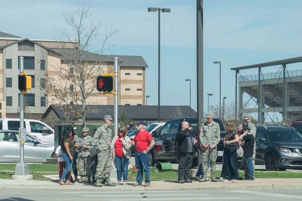 BMT Trainees see thier families before graduating