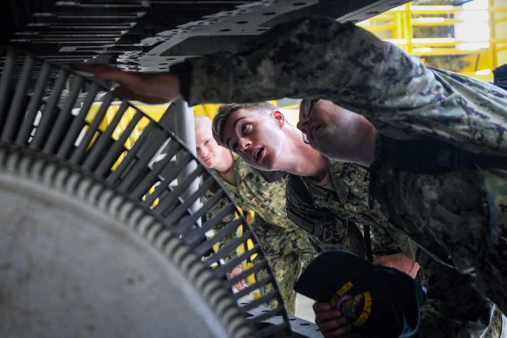Basic Division Officer Course Students Receive Engineering Training