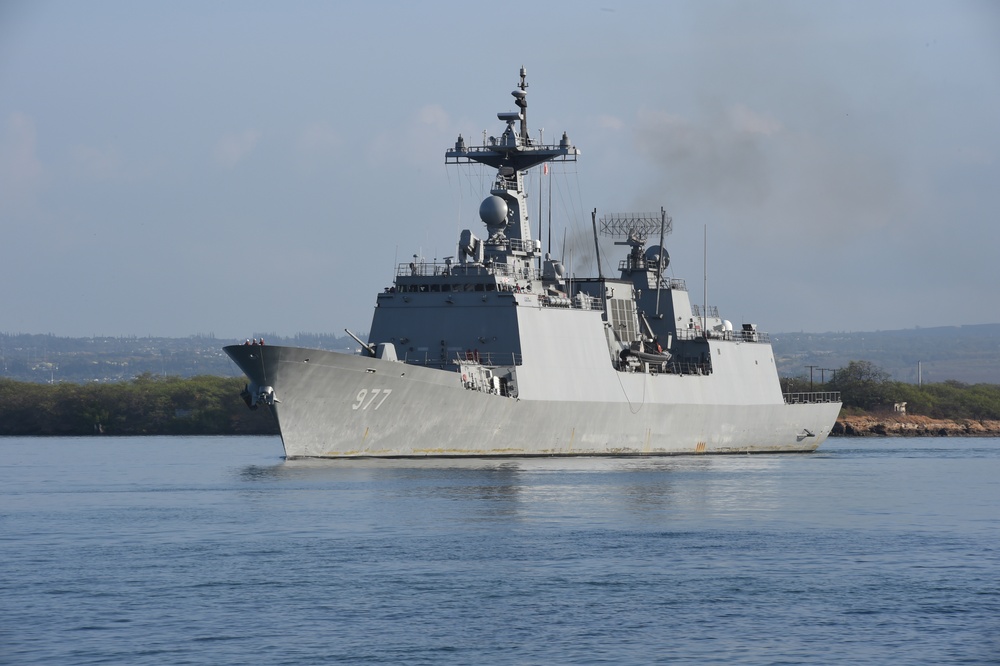 The Republic of Korea Navy destroyer Dae Jo Yeong leaves Pearl Harbor