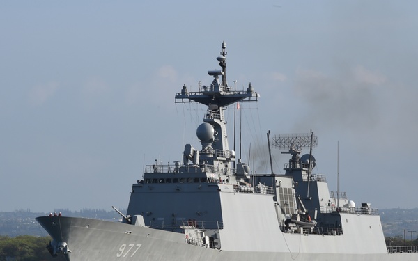 The Republic of Korea Navy destroyer Dae Jo Yeong leaves Pearl Harbor