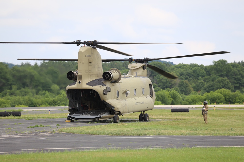 Chinook helicopter, crew supports Fort McCoy training