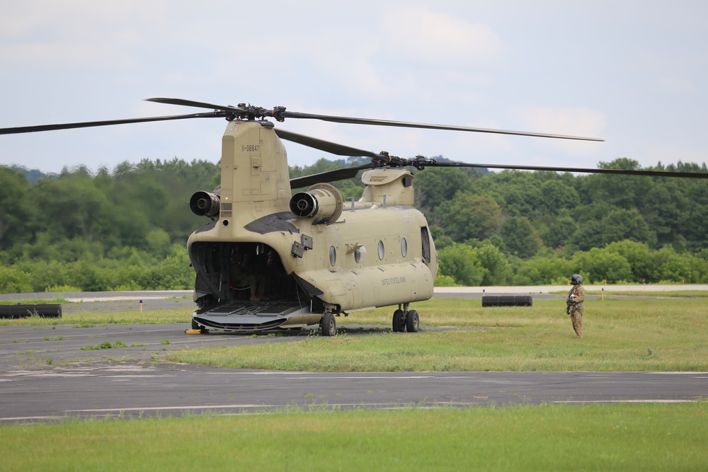 Chinook helicopter, crew supports Fort McCoy training