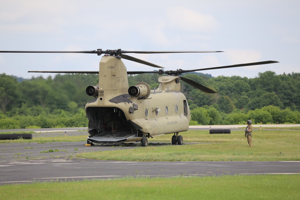 Chinook helicopter, crew supports Fort McCoy training