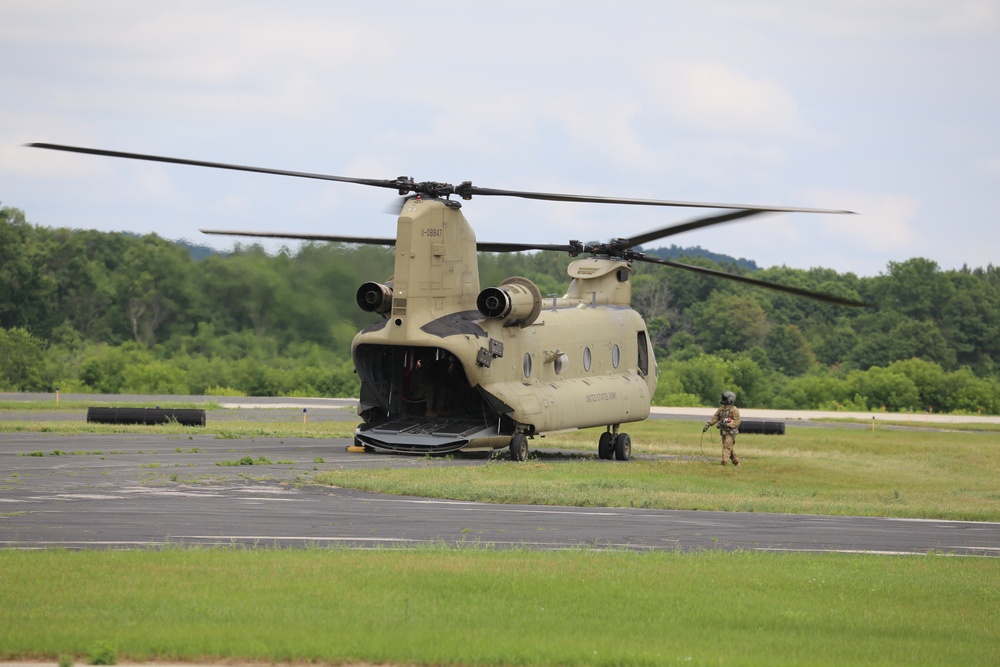 Chinook helicopter, crew supports Fort McCoy training