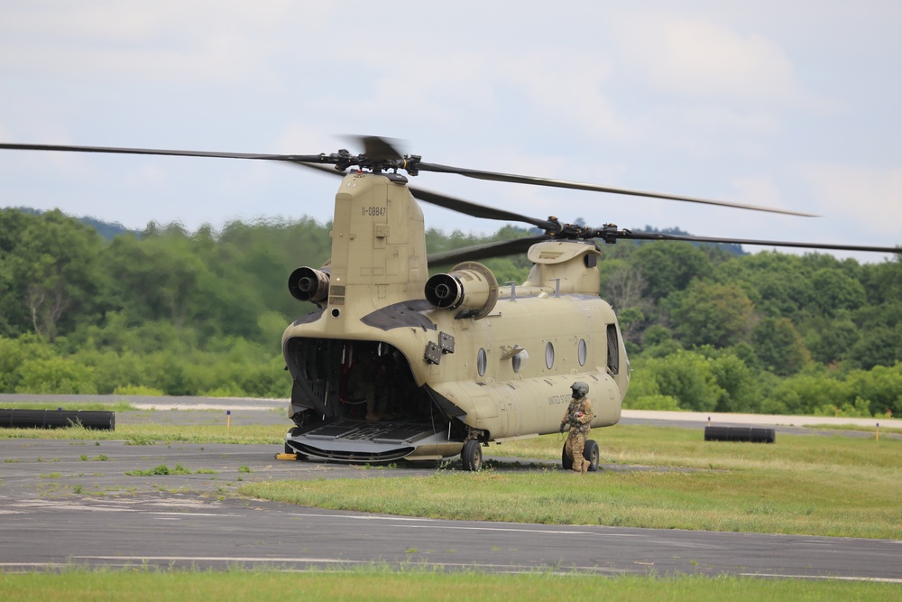 Chinook helicopter, crew supports Fort McCoy training