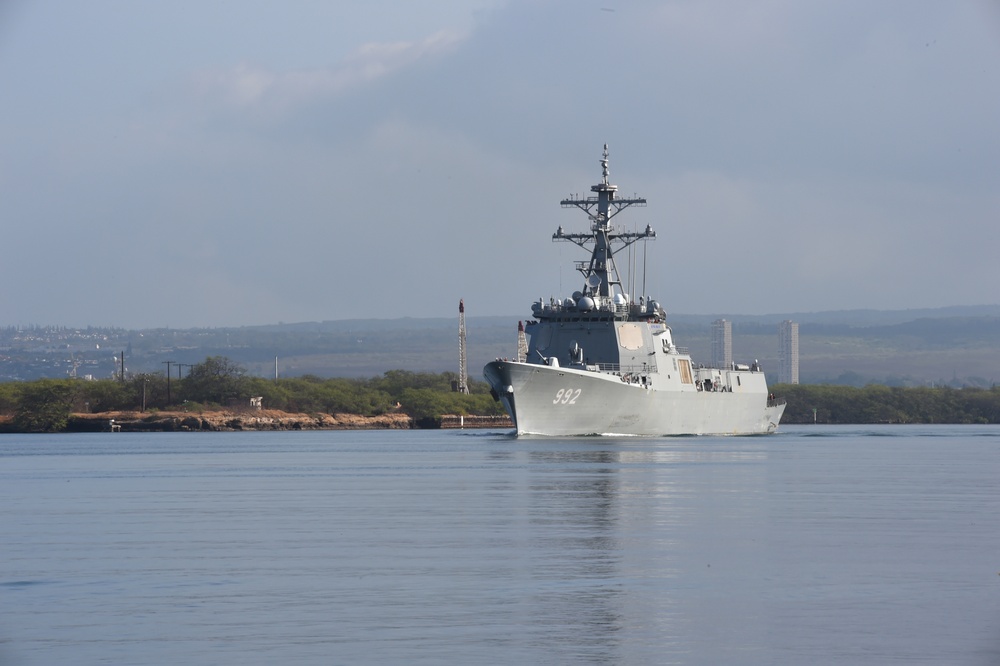 The Republic of Korea Navy destroyer Yulgok Yi I (DDG 992) leaves Pearl Harbor