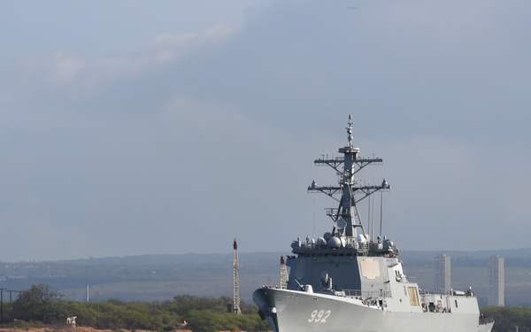 The Republic of Korea Navy destroyer Yulgok Yi I (DDG 992) leaves Pearl Harbor