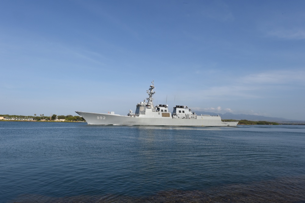 The Republic of Korea Navy destroyer Yulgok Yi I (DDG 992) leaves Pearl Harbor