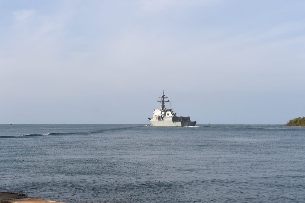 The Republic of Korea Navy destroyer Yulgok Yi I (DDG 992) leaves Pearl Harbor