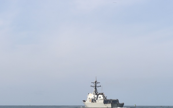 The Republic of Korea Navy destroyer Yulgok Yi I (DDG 992) leaves Pearl Harbor