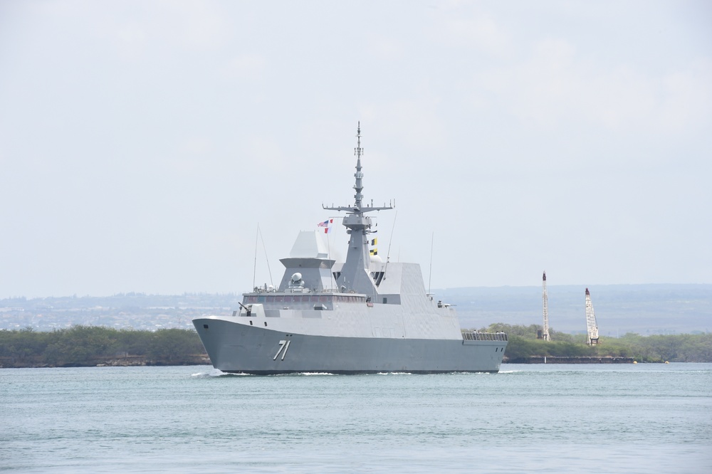 RSS Tenacious (71) leaves Pearl Harbor