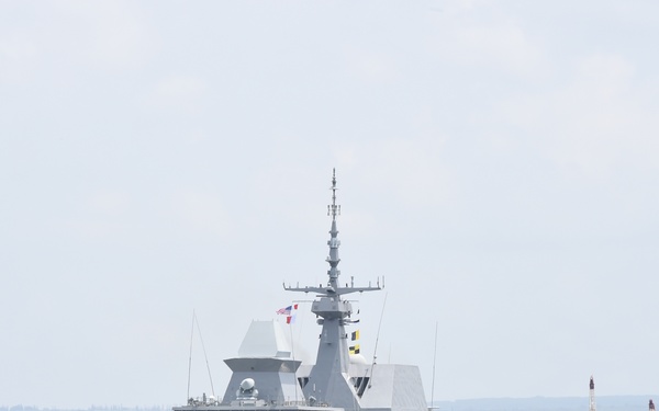 RSS Tenacious (71) leaves Pearl Harbor