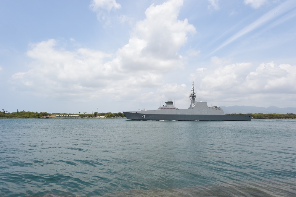 RSS Tenacious (71) leaves Pearl Harbor