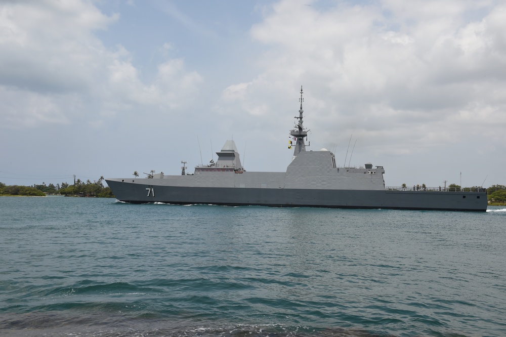 RSS Tenacious (71) leaves Pearl Harbor
