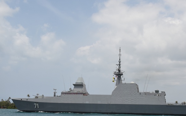 RSS Tenacious (71) leaves Pearl Harbor