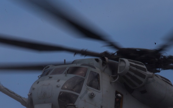 U.S. Marines, Canadian Soldiers helocast together during RIMPAC