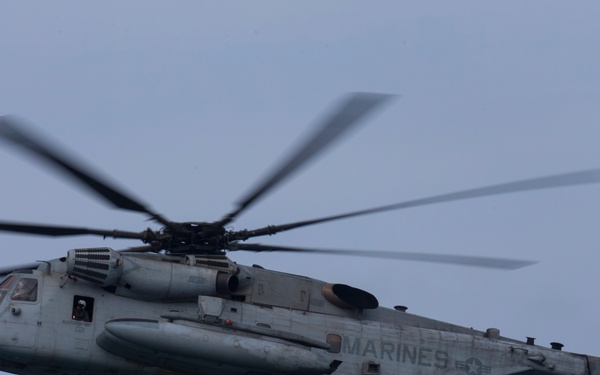 U.S. Marines, Canadian Soldiers helocast together during RIMPAC